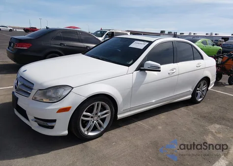 2013 Mercedes-Benz C 250 Sport z USA, uszkodzony, nr VIN WDDGF4HB7DA870313